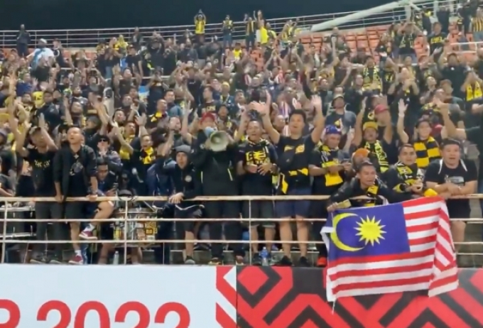 Thua 0-3, fan Malaysia cổ vũ nhiệt liệt Thái Lan đánh bại Việt Nam
