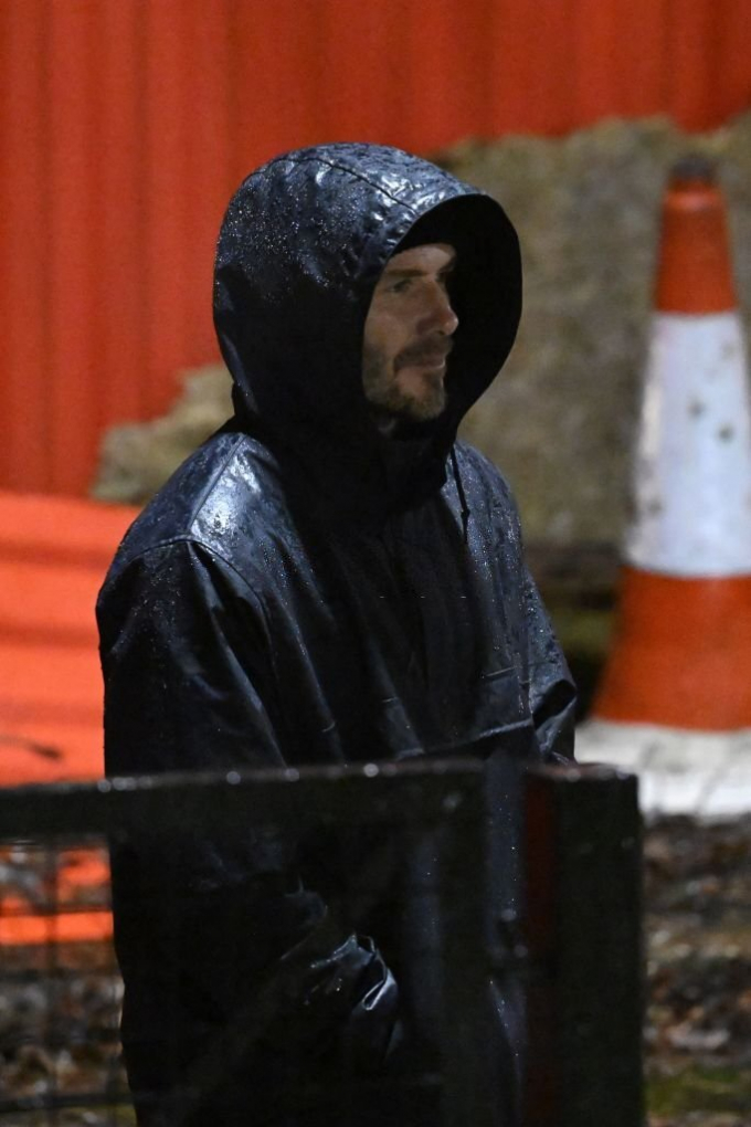 Beckham leo rào, đội mưa đến xem con trai thi đấu