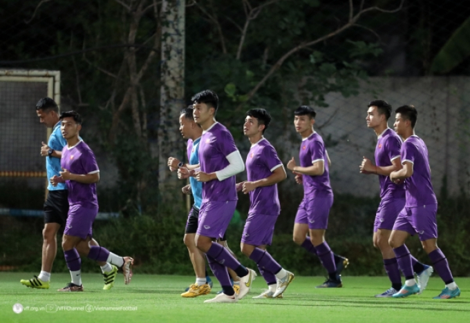 ĐT Việt Nam đặt chân đến Thái Lan, HLV Park Hang-seo chia đội thành 2 nhóm