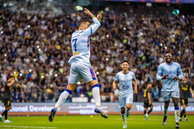 Lập cú đúp tung lưới PSG, Ronaldo đăng ảnh khoác vai Messi và bày tỏ cảm xúc