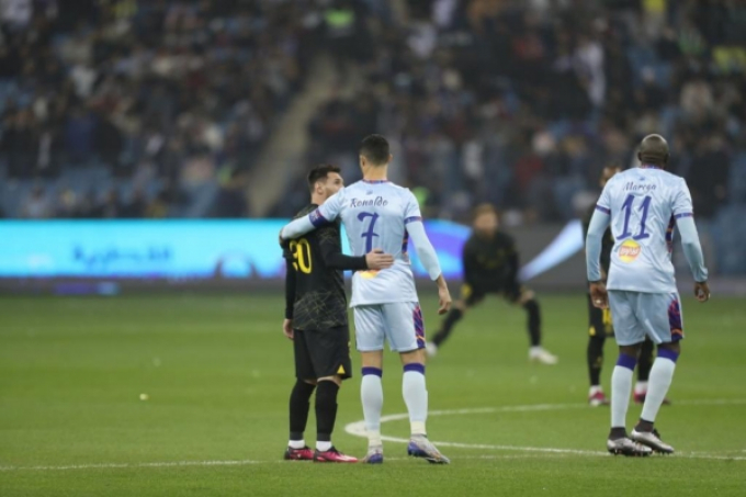 Lập cú đúp tung lưới PSG, Ronaldo đăng ảnh khoác vai Messi và bày tỏ cảm xúc