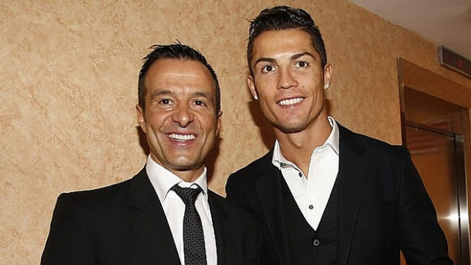 Lý do không ai ngờ khiến Ronaldo chia tay siêu cò Mendes