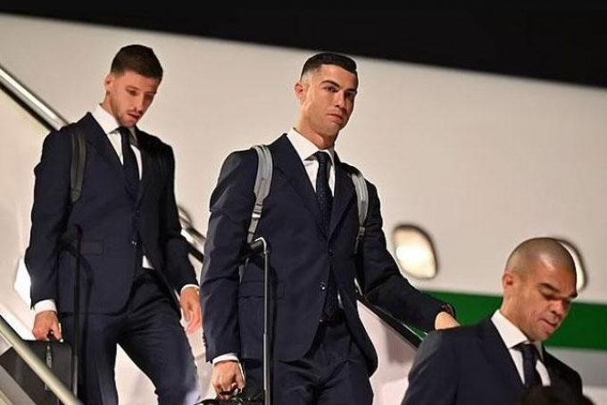 Ronaldo đáp chuyên cơ về lại Italia đòi nợ CLB cũ