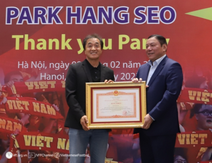 Thầy Park nhận 2 bằng khen cao quý, nói lời yêu sau cùng với bóng đá Việt Nam