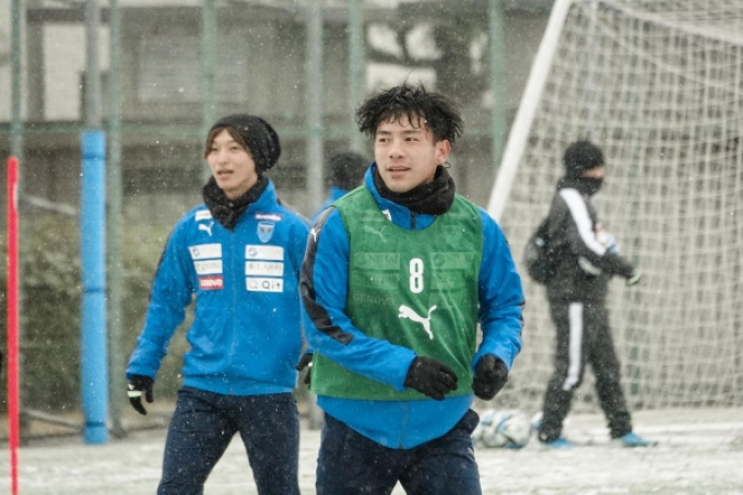 Công Phượng khổ luyện giữa trời tuyết lạnh giá, tủm tỉm ăn phở trên đất Nhật