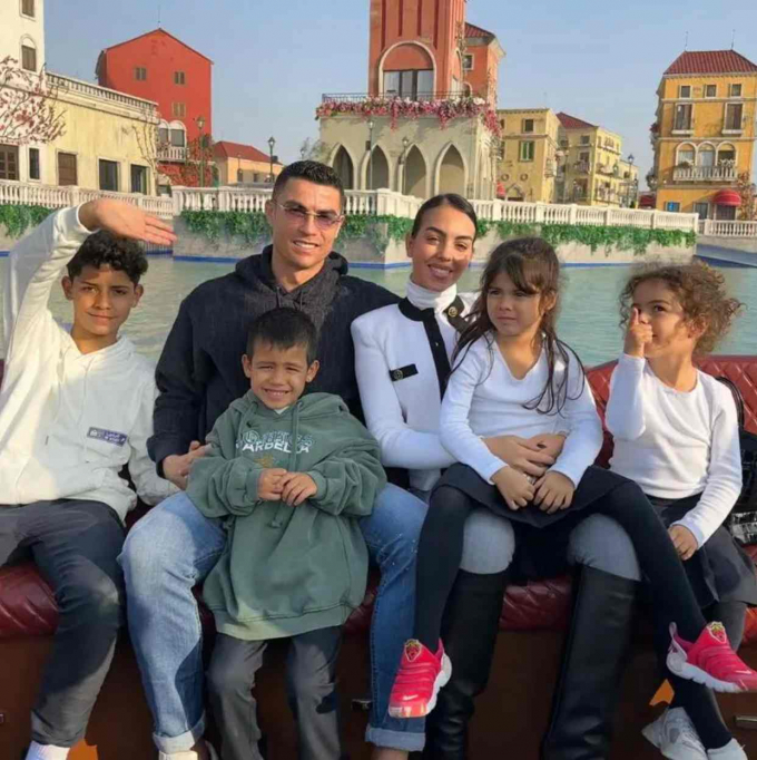 Rời khách sạn hạng sang, Ronaldo và gia đình có nơi ở mới tại Saudi Arabia