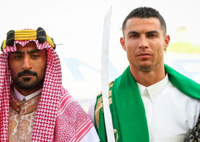 Ronaldo diện trang phục Ả Rập hào nhoáng, giương kiếm ăn mừng ngày đặc biệt