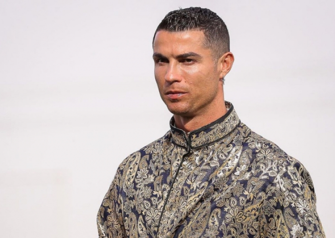 Ronaldo diện trang phục Ả Rập hào nhoáng, giương kiếm ăn mừng ngày đặc biệt