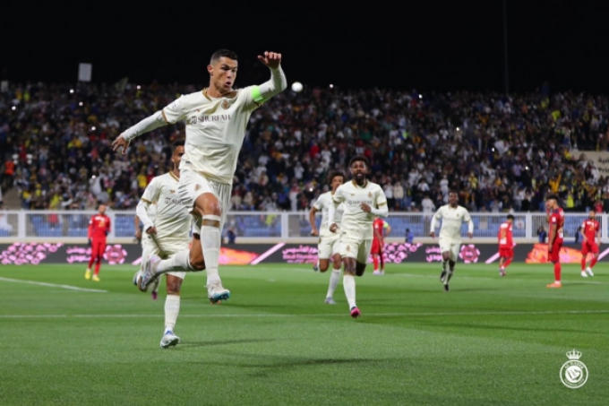 Ronaldo bùng nổ ghi hat-trick trong 44 phút, Al Nassr độc chiếm ngôi đầu BXH