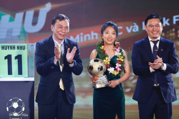 Các cầu thủ Lank FC túm tụm xem Huỳnh Như ẵm Quả bóng vàng