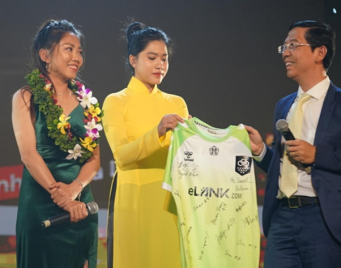 Các cầu thủ Lank FC túm tụm xem Huỳnh Như ẵm Quả bóng vàng