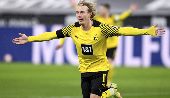 Màn lột xác của Julian Brandt giúp Dortmund hồi sinh