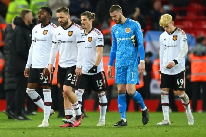 Man United đại bại, Sir Alex phản ứng buồn bã trên khán đài