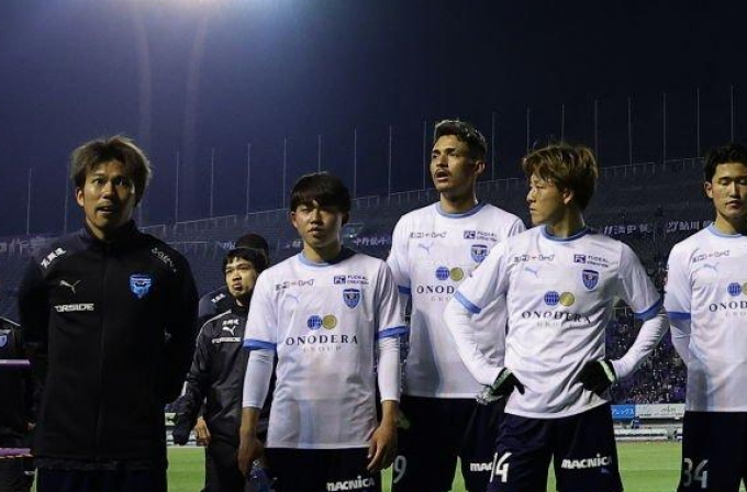 Công Phượng lần đầu dự bị, Yokohama FC thua ngược