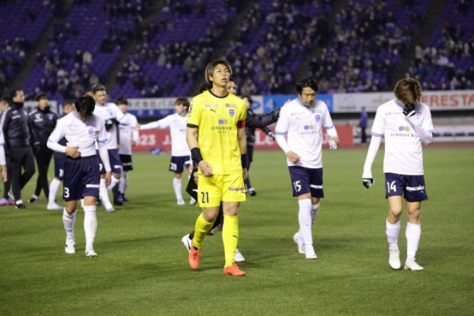 Công Phượng lần đầu dự bị, Yokohama FC thua ngược