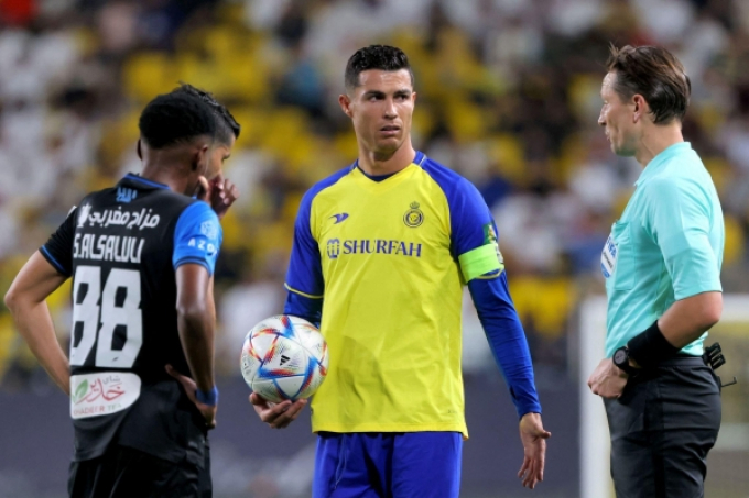 Ronaldo nổi điên với trọng tài, lần đầu tiên bị HLV Al Nassr thay ra khỏi sân