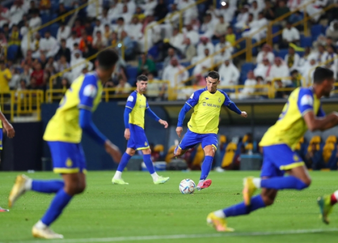 Ronaldo sút phạt xuyên hàng rào ghi bàn, Al Nassr lội ngược dòng thắng trận