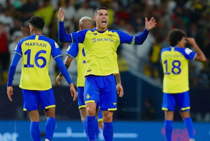 Hành động đáng khâm phục với đồng đội tại Al Nassr, Ronaldo nhận mưa lời khen