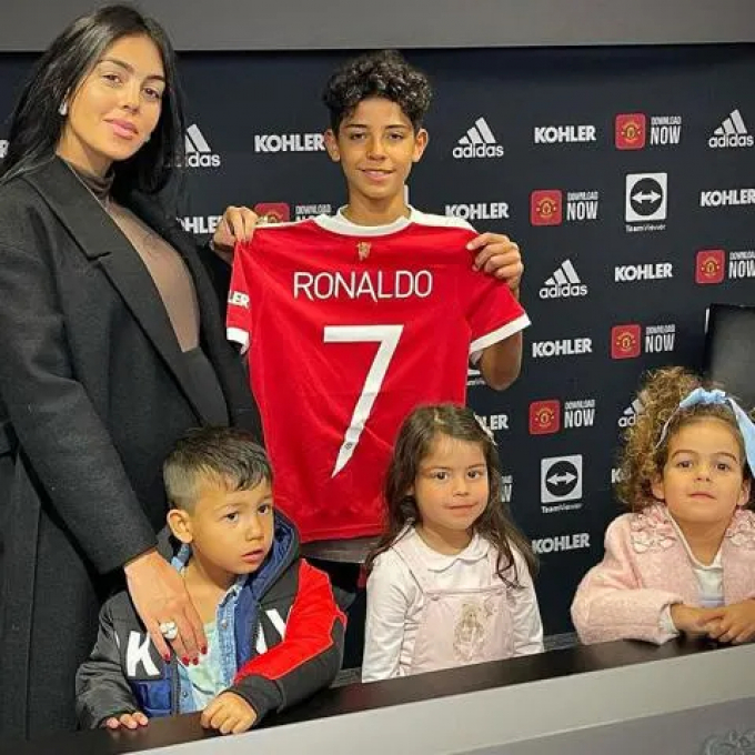 Bạn gái Ronaldo tiết lộ sự thật không ai ngờ tới