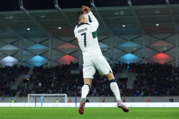 Lập cú đúp trong 31 phút, Ronaldo trình làng pha ăn mừng mới