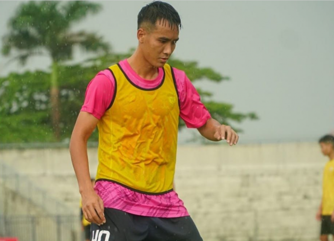 Đinh Văn Hùng tạm xa bóng đá vì lý do bất khả kháng