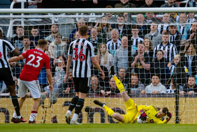 5 sai lầm Newcastle 2-0 Man United: Thảm họa hàng tiền vệ; Quyết định gây sốc của Ten Hag