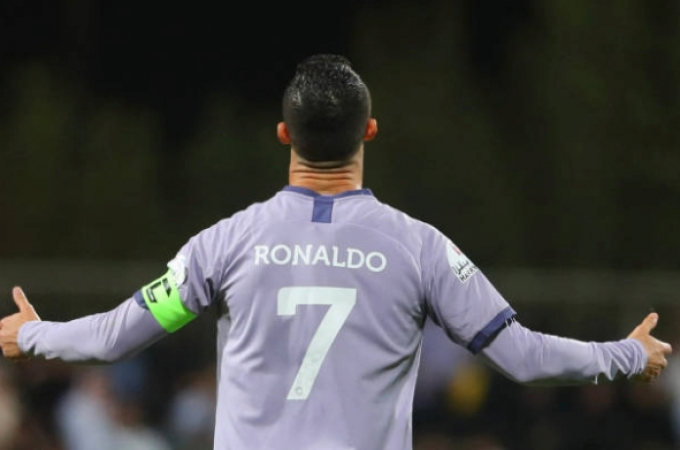 Ronaldo cãi nhau với đối thủ, hầm hầm bỏ vào đường hầm