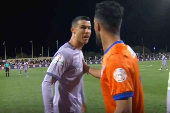 Ronaldo trở thành tâm điểm sau trận hòa của Al Nassr: Chạm mốc 6 điểm, không bắt tay HLV trưởng