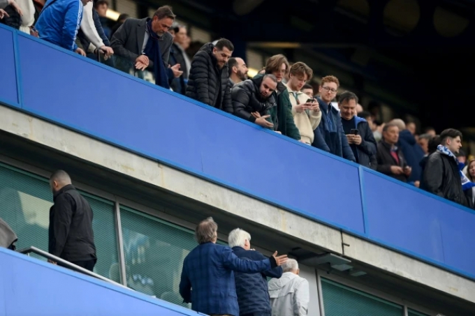 Chủ tịch Chelsea cãi tay đôi với fan trên khán đài, vào phòng thay đồ cả 1 tiếng