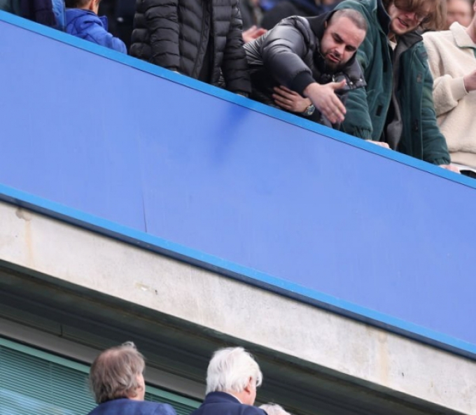 Chủ tịch Chelsea cãi tay đôi với fan trên khán đài, vào phòng thay đồ cả 1 tiếng