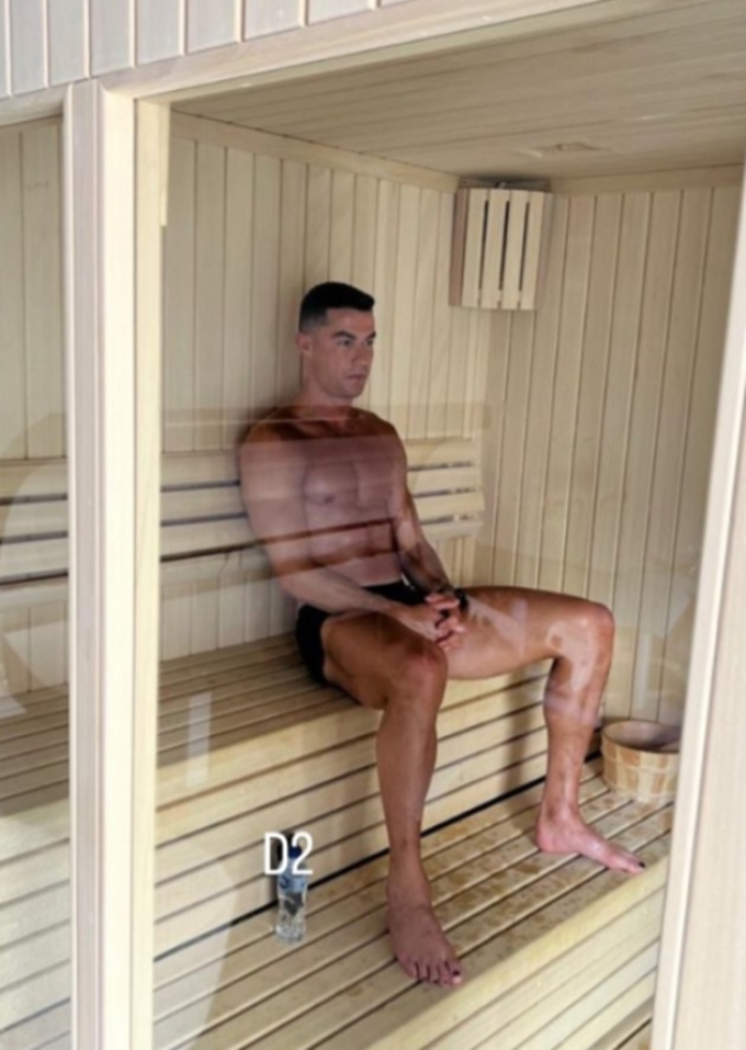Ronaldo lộ chi tiết lạ trong bức hình tắm hơi gây sốt