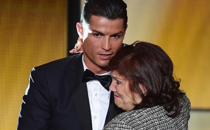Mẹ và bạn gái Ronaldo xích mích vì lý do không ai ngờ