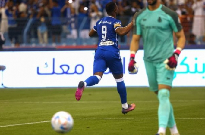 Ronaldo khóa cổ vật đối thủ xuống sân, Al Nassr phơi áo 2 bàn trắng