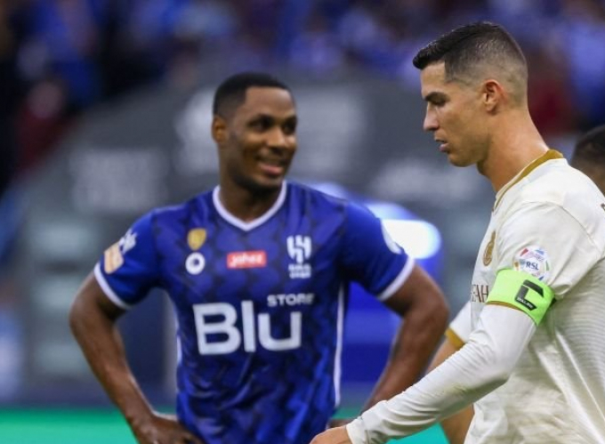 Ronaldo khóa cổ vật đối thủ xuống sân, Al Nassr phơi áo 2 bàn trắng