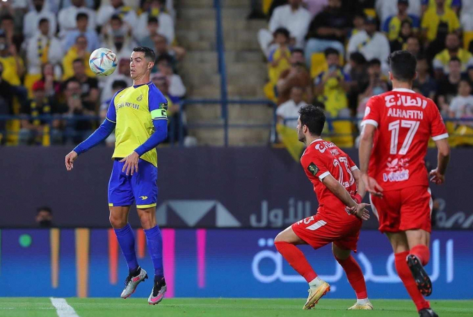 Sút trúng đích 2/5 quả, Ronaldo chìm trong bãi nước bọt của CĐV Al Nassr