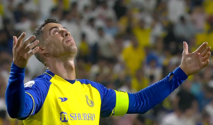 Sút trúng đích 2/5 quả, Ronaldo chìm trong bãi nước bọt của CĐV Al Nassr