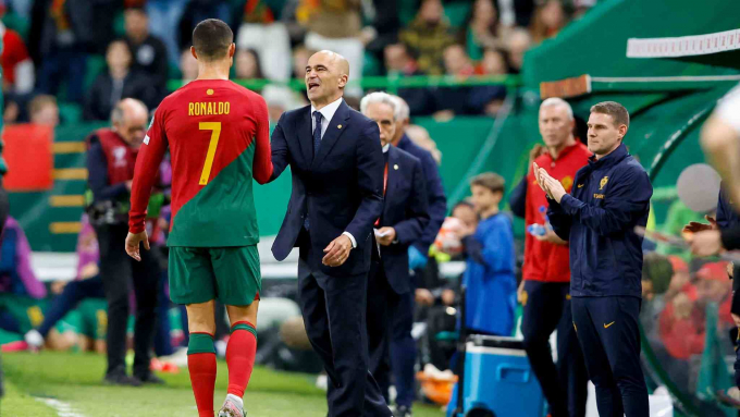HLV Bồ Đào Nha bất ngờ cứu Ronaldo khỏi bàn thua trông thấy