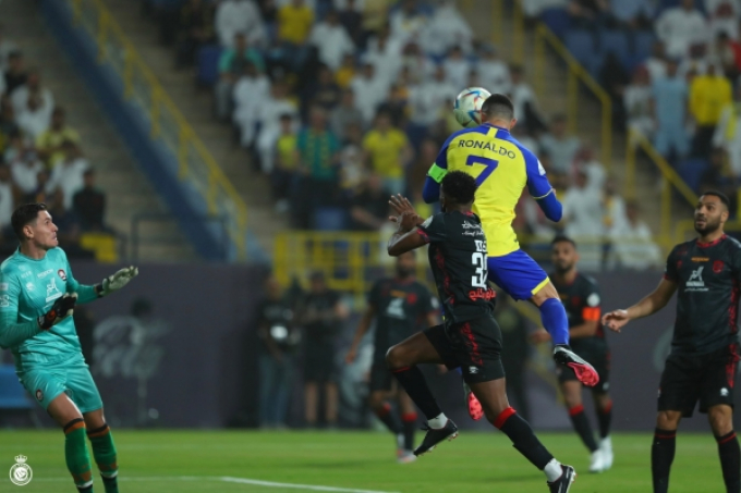Ronaldo oanh tạc trên không trung, Al Nassr trỗi dậy đại thắng 4-0