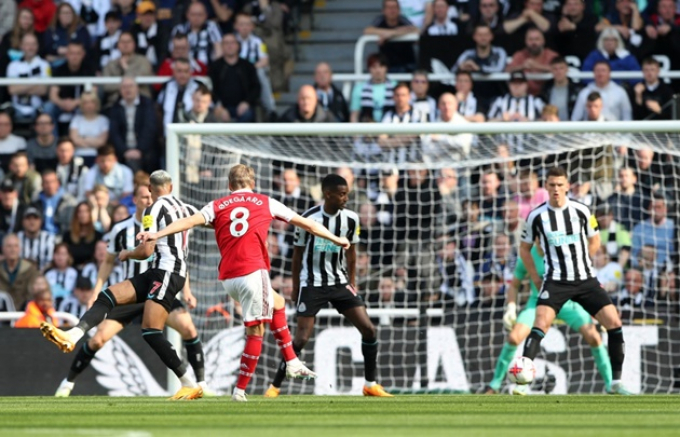 5 điểm nhấn Newcastle 0-2 Arsenal: Kỷ lục gia; Cuộc chiến căng thẳng