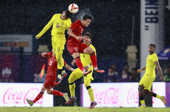Video bàn thắng U22 Việt Nam vs U22 Malaysia: Sát thủ lên tiếng giữa cơn mưa thẻ đỏ