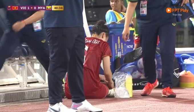 Cầu thủ ĐT nữ Việt Nam phải nhập viện sau giữa trận gặp Myanmar