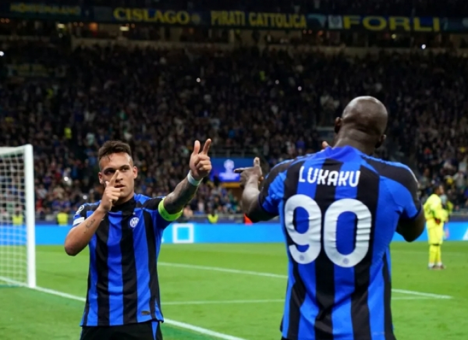 Lukaku vào sân làm tường cho cạ cứng ghi bàn, Inter đập nát mộng C1 của AC Milan