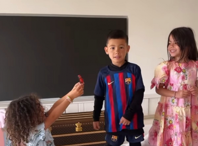 Con trai Ronaldo gây sốc: Khoác áo Barcelona, vô tư cười đùa trên mạng xã hội