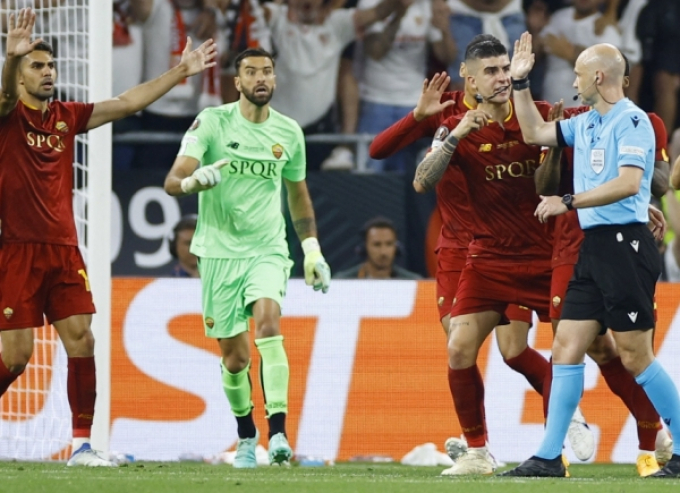 AS Roma thua tức tưởi, Mourinho cay cú mỉa mai 1 cái tên