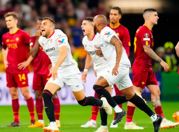 Người hùng hóa tội đồ, AS Roma của Mourinho thua ngược cay đắng ở chung kết Europa League