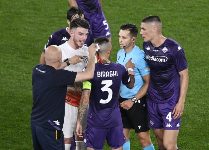 Sao Fiorentina bị CĐV ném chảy máu đầu ở chung kết Conference League
