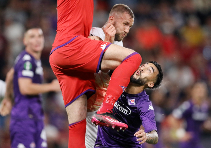 Sao Fiorentina bị CĐV ném chảy máu đầu ở chung kết Conference League