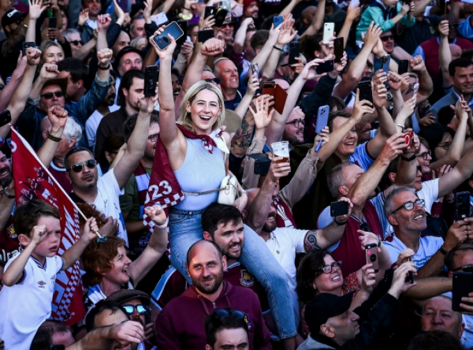 Fan West Ham ồ ạt đổ ra các nẻo đường thành London ăn mừng chấm dứt cơn khát danh hiệu