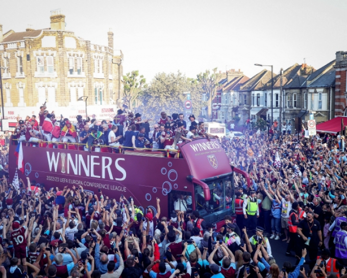 Fan West Ham ồ ạt đổ ra các nẻo đường thành London ăn mừng chấm dứt cơn khát danh hiệu