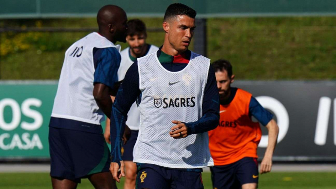 Ronaldo rời châu Âu, thuyền trưởng Bồ Đào Nha tuyên bố xanh rờn